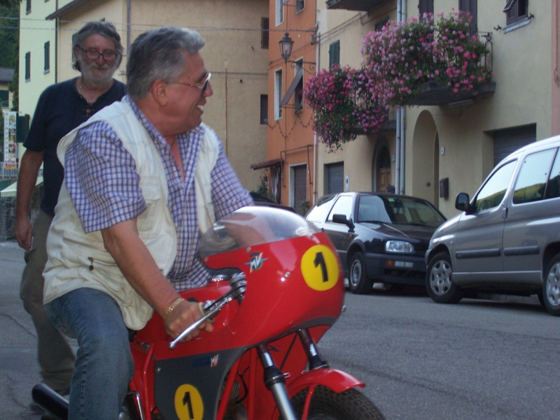  Image name: Persone127.jpg 
 width: 800 pixel 
 height: 601 pixel 
 Size: 380176 bytes 
 Click to enlarge 